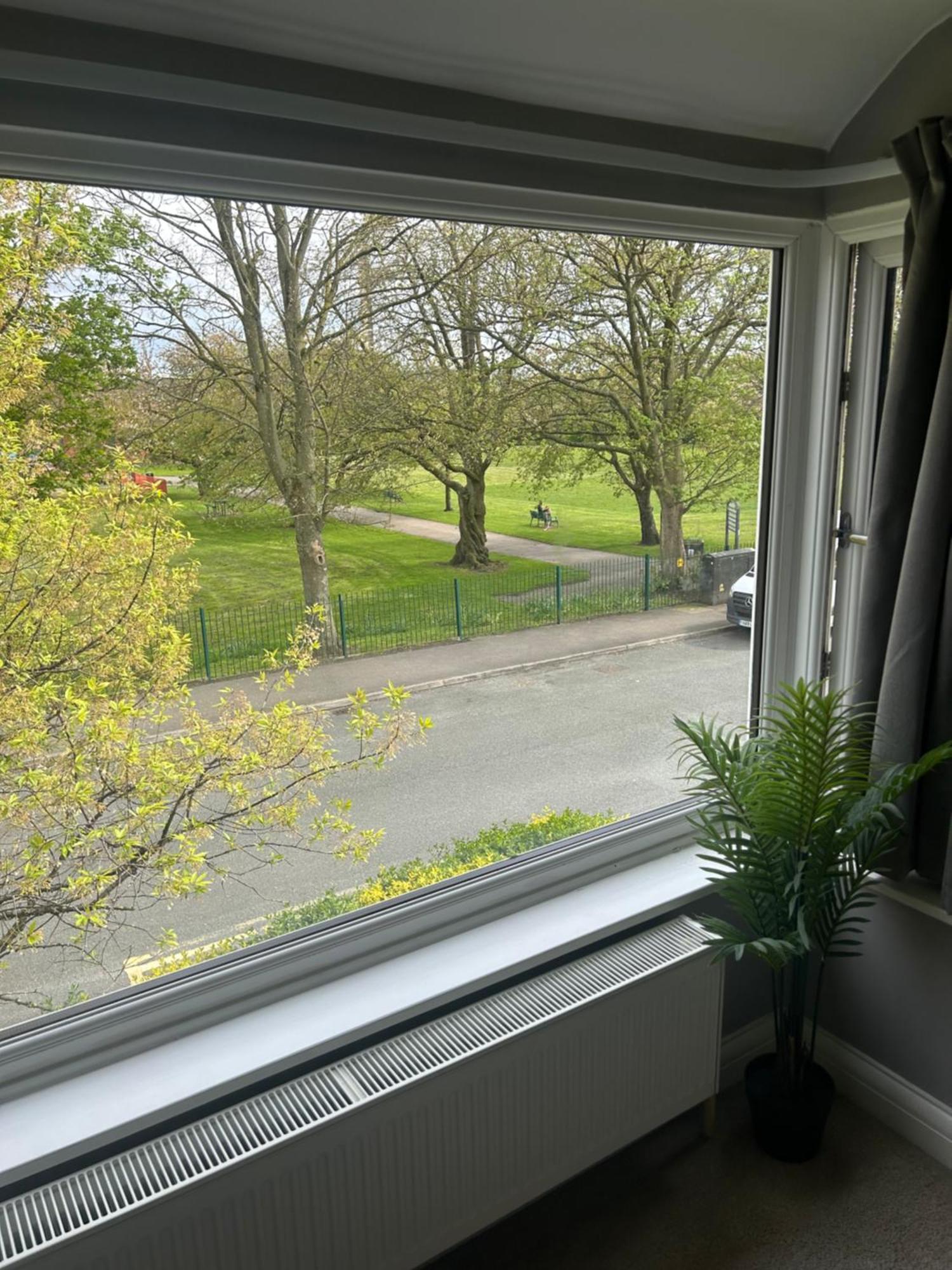 Lovely, Large Double Bedroom With Park View In Home Hazel Grove Exterior photo